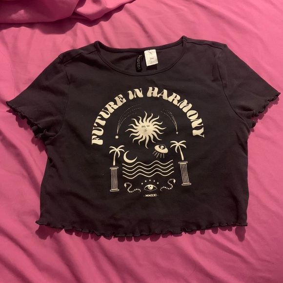 H&M Cropped Graphic Tee - Picture 1 of 2